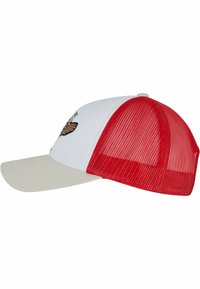 Červená a biela trucker čiapka s sieťovaným prevedením, zakriveným béžovým brimom a vyšitým dizajnom na prednej strane. Textúrovaná sieť a pevné panely.