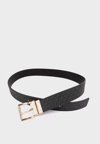Ceinture en cuir noir avec une texture géométrique, dotée d'une boucle et de ferrures en métal doré, conçue dans une forme classique et lisse.