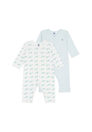 Deux combinaisons pour bébé à manches longues, l'une blanche avec des impressions de baleines bleues, l'autre bleu pâle avec de fines rayures et un petit logo de voilier.