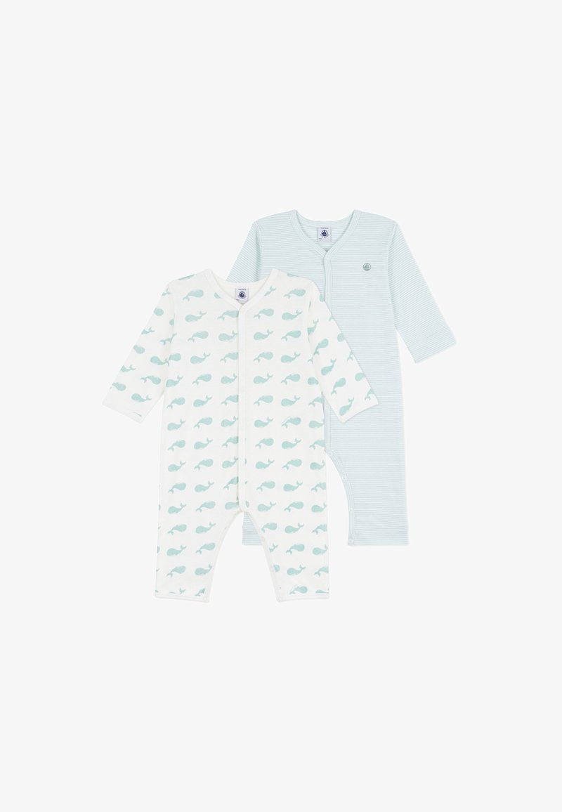 Due romper per bebé a maniche lunghe: uno bianco con stampe di balene blu, l'altro azzurro pallido con sottili righe e un piccolo logo di barca a vela.