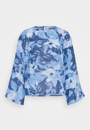 Top de patrón floral azul con escote redondo y mangas acampanadas. Hecho de una tela ligera con tonos variados de azul.