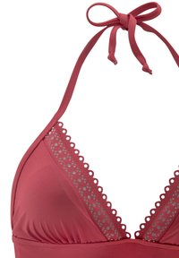 Rode bikini-top met driehoekige cups, gekartelde randen en gaasdetails. Heeft een striksluiting in de nek met verstelbare bandjes. Gladde textuur.