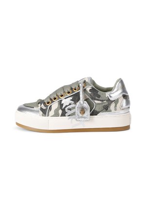 Lage sneaker met groen camouflage-stof, zilverkleurige metalen accenten, dikke witte zool, grote veters en een zilveren label met een gouden embleem.