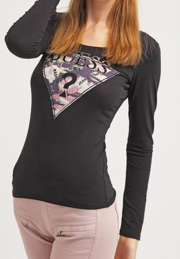Maglietta nera a maniche lunghe con scollo rotondo e grafica triangolare con motivi viola e bianchi, con il marchio "GUESS USA."