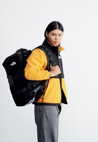 The North Face BASE CAMP VOYAGER DUFFEL 42L UNISEX - Utazótáska - black/white