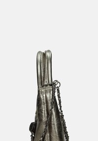 Borsa metallizzata color argento con una texture liscia, dotata di due manici arrotondati, dettagli a catena e un logo circolare laterale.