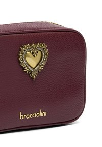Borsetta in pelle bordeaux con superficie strutturata, caratterizzata da un ornamento a forma di cuore dorato e dal nome del marchio "braccialini" in oro.