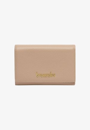 Portafoglio in pelle beige con finitura texturizzata, caratterizzato da un logo dorato sul davanti e dettagli cuciti lungo i bordi.