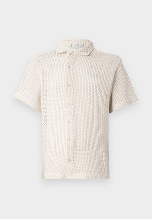 Hemd mit kurzen Ärmeln in hellem Beige, aus strukturiertem, offen gestricktem Stoff gefertigt, mit Kragen und fünf Knöpfen entlang der Vorderseite.