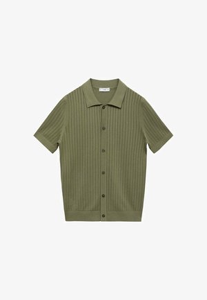 Camicia a maniche corte verde oliva con una texture a coste, dotata di un colletto piatto e cinque bottoni scuri lungo la parte anteriore.