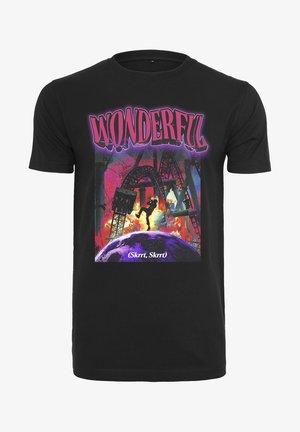 Melna kokvilnas T-kreklu ar krāsainu grafisko attēlu, kurā attēlots stilizēts planētas un industriālais skats, ar tekstu "BRĪNIŠĶĒGI" izteiktā purpursarkanā krāsā.