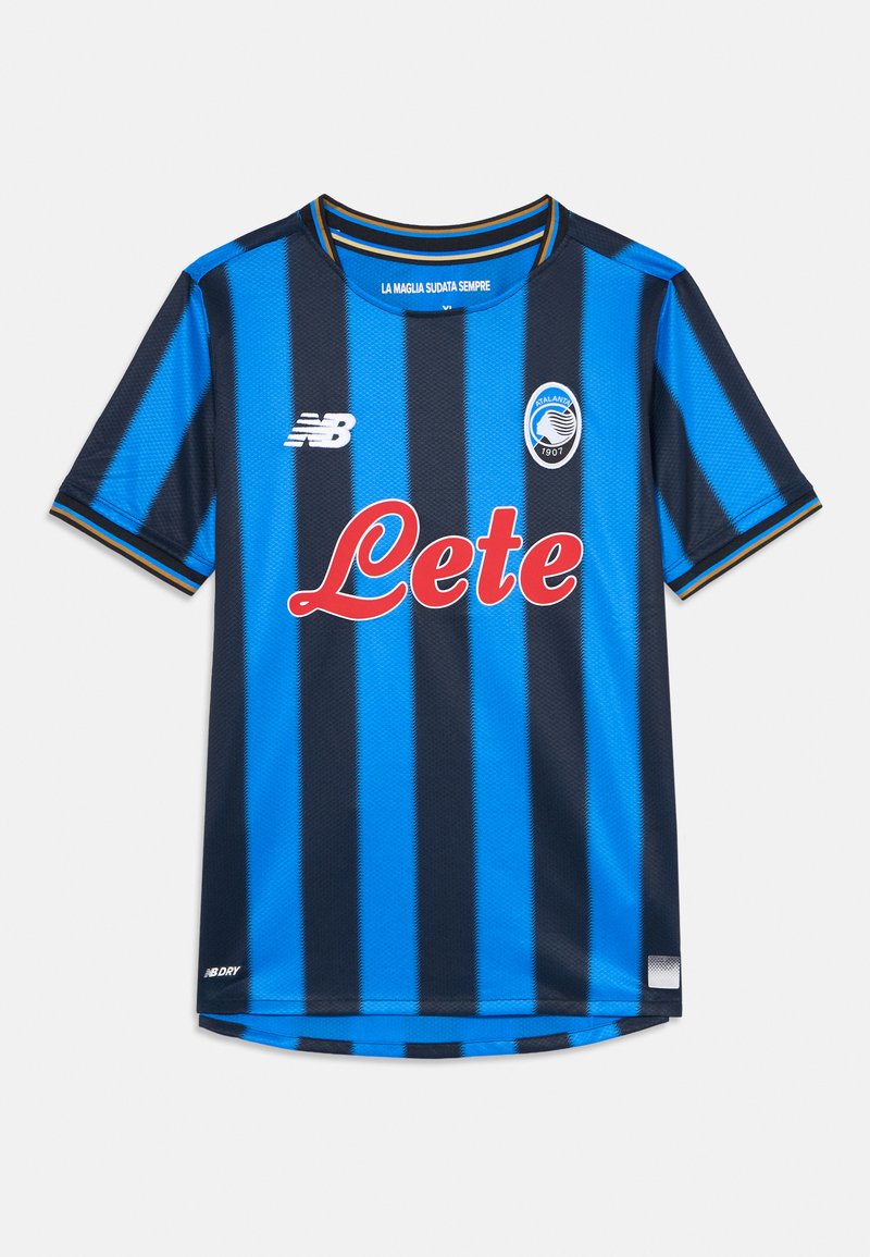 Svart og blå stripete fotballtrøye laget av pustende stoff, rund krage, logo-detaljer, og "Lete" merkevare i rødt.