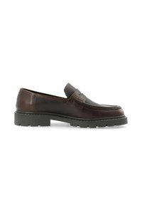 Mocassins en cuir marron avec une finition texturée, semelle en caoutchouc noir légèrement surélevée et couture décorative à l'avant.