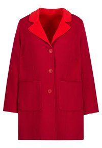 Cappotto di lana rosso con collo rosso a contrasto, chiusura a quattro bottoni e due tasche anteriori a toppa. Taglio dritto con maniche lunghe.