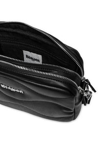 Zwarte nylon tas met een uitnodigend patroon, twee met rits gesloten compartimenten, zilveren hardware details en een merklabel aan de binnenkant.