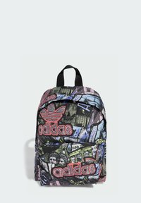 Zaino in tessuto nero con stampe grafiche multicolori, con il logo Adidas ben in vista. Include una maniglia superiore per il trasporto e una chiusura a zip.
