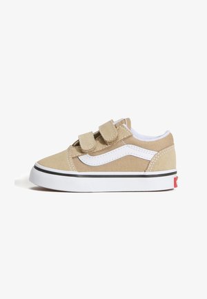 Beige-weißer Low-Top-Sneaker mit zwei Klettverschlüssen und weißer Gummisohle mit schwarzem Rand, Seitenansicht auf weißem Hintergrund.