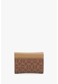 Compact wallet in tan en bruin leer met een geometrisch patroon. Glad oppervlak met contrasterende secties en zichtbare stiksels.
