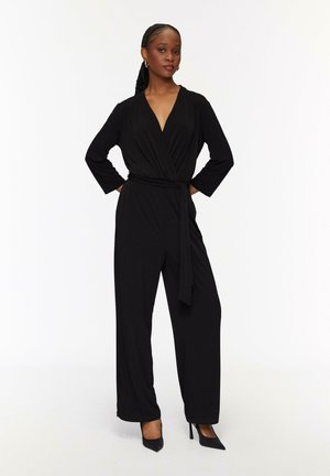 Schwarzer Jumpsuit im Wickelstil mit langen Ärmeln, V-Ausschnitt und einem taillierten Gürtel. Glattes Material und weit geschnittene Beine mit engen Bündchen.
