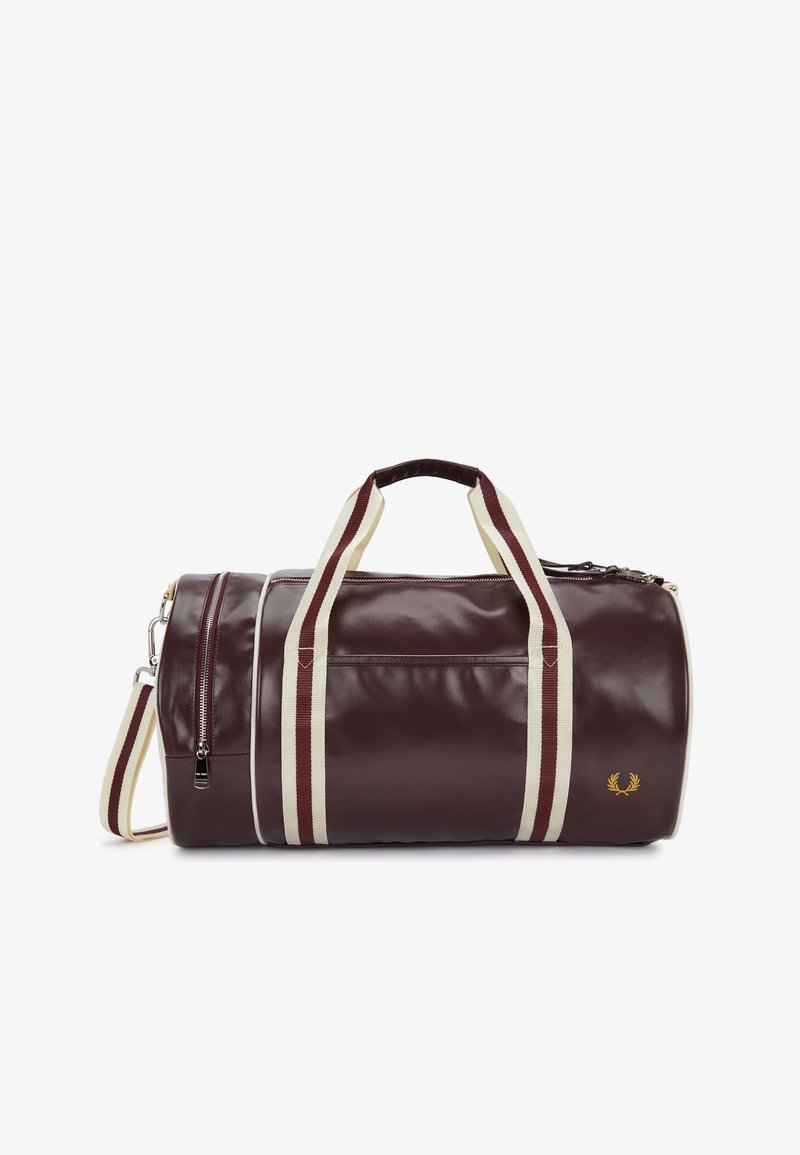 Borsa cilindrica marrone scuro con manici e tracolla a righe crema e bordeaux, tasca laterale con cerniera e piccolo logo dorato di alloro.