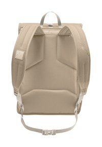 Mochila beige con correas y espalda acolchadas, forma rectangular, cierre con cremallera y un asa en la parte superior para facilitar su transporte.
