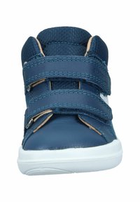 Blauer Sneaker aus glattem Leder und strukturiertem Stoff, mit zwei Klettverschlussriemen, weißer Sohle und genähten Akzenten.
