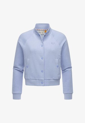 Chaqueta bomber azul claro con botones a presión, cuello, puños y bajo acanalados, y dos bolsillos delanteros.