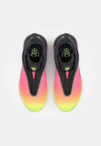 Sneaker nere e multicolori con un gradiente dal rosa al giallo, dotate di chiusura con zip e una parte superiore testurizzata. Loghi presenti sulle sole interne.