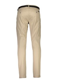 Béžové bavlněné kalhoty, slim fit, s dvěma zadními kapsami s kovovými akcenty, černým opaskem a hladkým povrchem bez viditelných vzorů.
