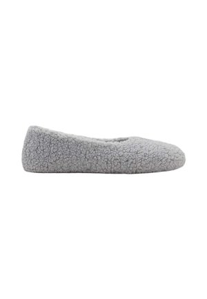 Scarpa piatta slip-on grigia e morbida in tessuto strutturato con punta arrotondata e suola a basso profilo, vista di lato.
