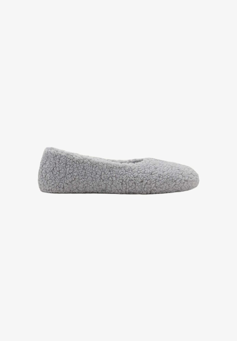 Chaussure plate gris flou sans lacets en tissu doux et texturé avec un bout rond et une semelle basse profilée, vue de côté.