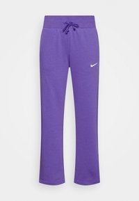 Fioletowe spodnie dresowe z elastycznym paskiem z dodatkowym sznurkiem i białym logo Nike na lewej udzie. Wykonane z miękkiego, teksturowanego materiału.