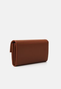 Portefeuille synthétique marron avec une surface texturée, présentant un design plié, des bords lisses, et sans matériel ou accents visibles.
