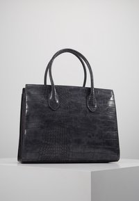 Svart krokodilprägling läder tote-väska med två rundade handtag, rektangulär form och slät yta. Minimalistisk design, ingen synlig hårdvara.