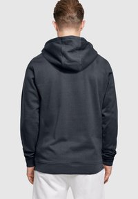 Felpa con cappuccio grigio scuro, in misto cotone, presenta un cappuccio con coulisse, polsini e orlo ribatti, con una texture liscia e senza loghi o motivi visibili.