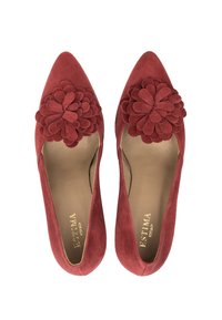 Czerwone zamszowe buty na wysokim obcasie z szpiczastym noskiem i detalem w kwiatowy wzór na przodzie. Wnętrze wykończone beżową podszewką z złotym logo.