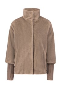 Chaqueta de piel sintética en marrón claro, con un cuello alto y mangas anchas. Detalles acanalados en los puños que añaden textura y contraste.