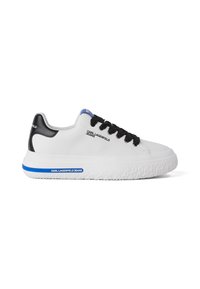 Adidași albi cu accente negre, talpă din cauciuc texturat, șireturi negre și branding albastru pe lateral. Realizați din material sintetic neted.