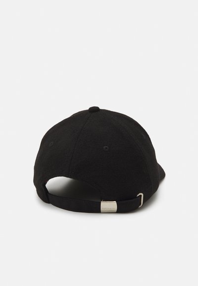 Casquette en feutre noir avec une couronne arrondie, sangle ajustable à l'arrière et un petit accent métallique. Présente une finition lisse et texturée.