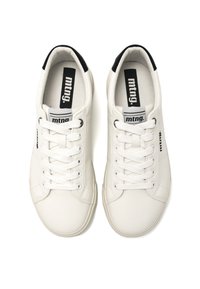 Zapatillas blancas de cuero liso, con puntera redonda, acento negro en el talón y cordones planos. Logo "mtng." en la lengüeta y el lateral. Diseño minimalista.