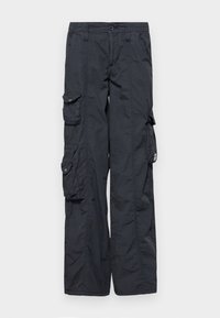 Mörkgrå cargo-byxor med flera klafffickor på båda benen och en knappstängning i midjan.