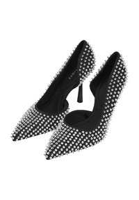 Schwarze High Heels mit spitzem Fuß und einem gezackten silbernen Verzierung über die Außenseite, ausgestattet mit einem schlanken Stiletto-Absatz.