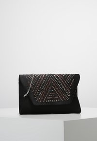 Clutch in suede nera con un design a motivo triangolare, caratterizzato da borchie multicolore e una tracolla in catena argentata. Chiusura a pattina.