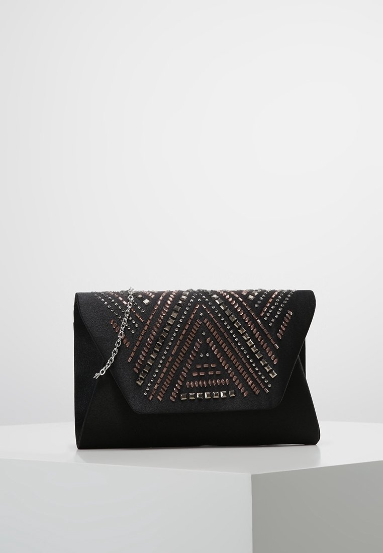 Clutch in suede nera con un design a motivo triangolare, caratterizzato da borchie multicolore e una tracolla in catena argentata. Chiusura a pattina.