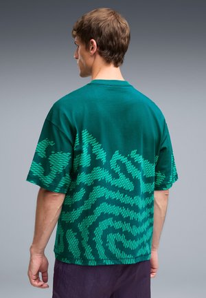 Puma, PORTUGAL  X SALEHE BEMBURY KING TEE - Camiseta estampada - emerald ice
