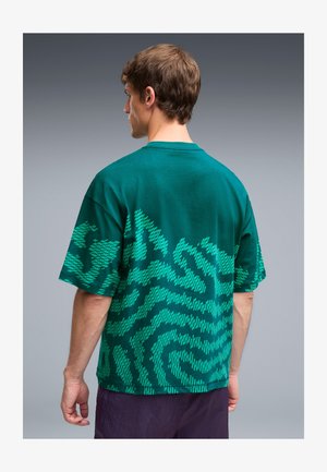 Puma, PORTUGAL X SALEHE BEMBURY KING TEE - Camiseta estampada - emerald ice