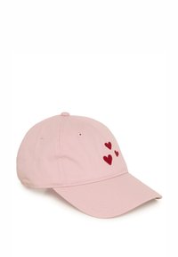 Rózsaszín pamut baseballsapka, amelyen piros hímzett szívek vannak az elején. Ívelt karimával és hátul állítható pánttal készült.