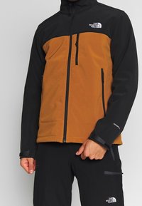 The North Face Softshellová bunda - brown