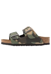 Infradito Birkenstock con motivo mimetico, dotate di due cinturini regolabili, suola in sughero e fondo strutturato. Suola in gomma per una migliore aderenza.