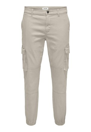 Pantaloni cargo bej deschis, cu talie elastică, croială ajustată, multiple buzunare laterale și accente cusute. Fabricat din material moale din bumbac.